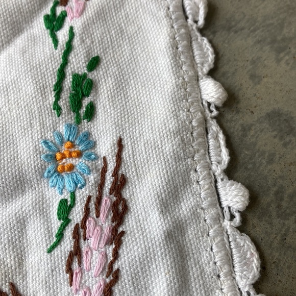 Antique textile. From estate. Embroidered pink blue yellow. Ready to rep… - Picture 4 of 7